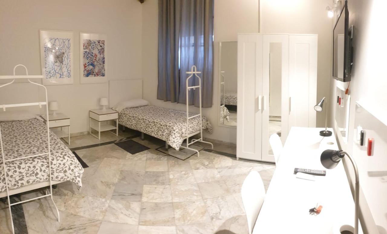 Residencia Viriato Hostel Seville Exterior photo