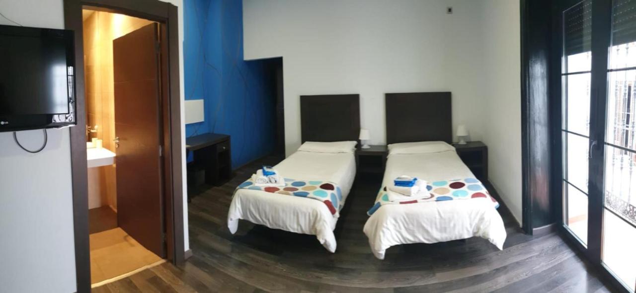 Residencia Viriato Hostel Seville Exterior photo
