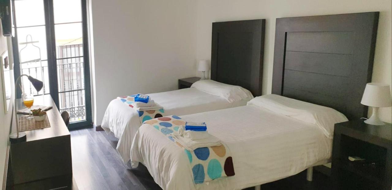 Residencia Viriato Hostel Seville Exterior photo